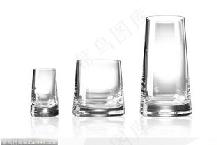 玻璃艺术-大小不一的玻璃杯