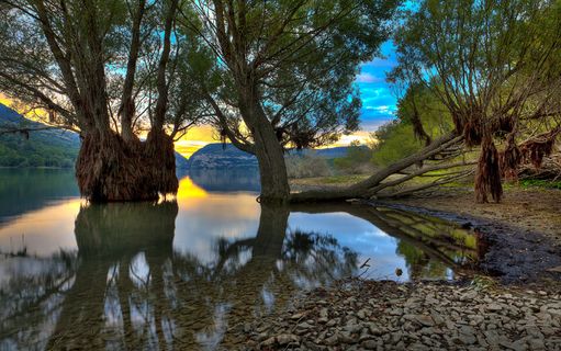 山间 绿色 河水 水面 倒影 
