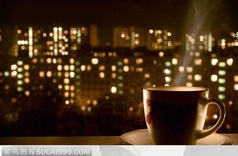 咖啡馆广告元素-楼房背景下的咖啡杯