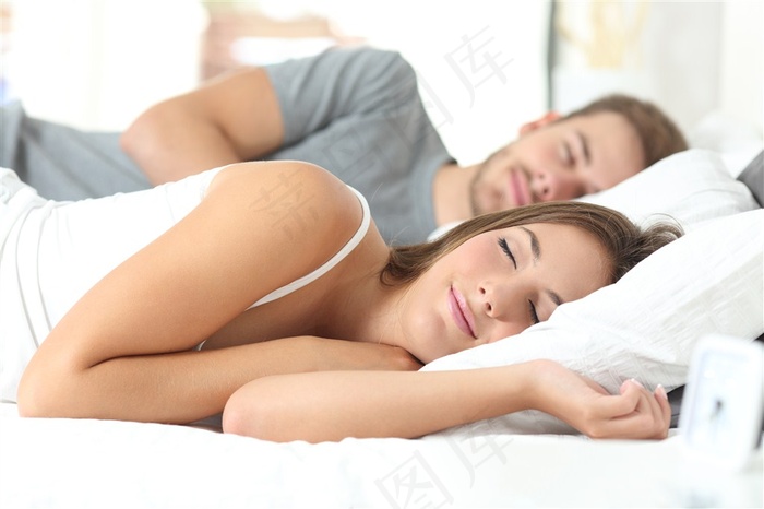 熟睡的夫妻高清图片