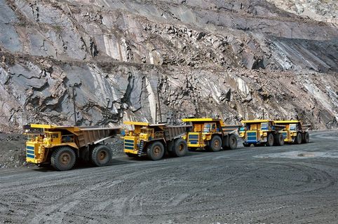 沙地上的机械车辆