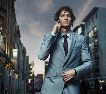 大街上穿西服思考的商务男人图片