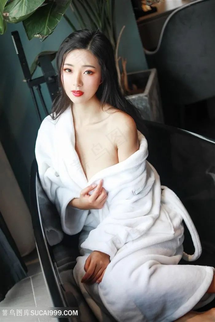 躺在椅子上的高清性感睡衣美女图片