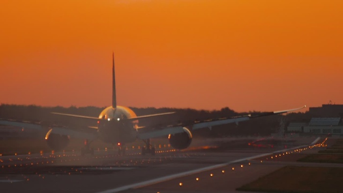 飞机早上穿过机场轨道
