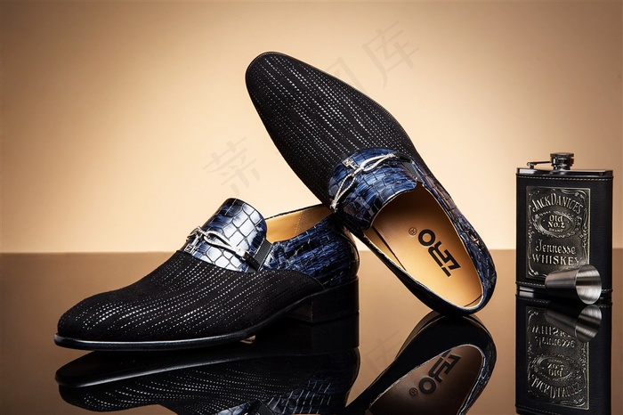 金色台子上的高端男士皮鞋图片欣赏