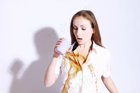 美女咖啡洒在衣服上图片 美女咖啡洒在衣服上图片