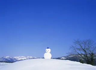蓝天下的雪人