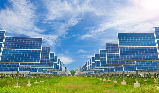 壮观的太阳能板阵列摆放图