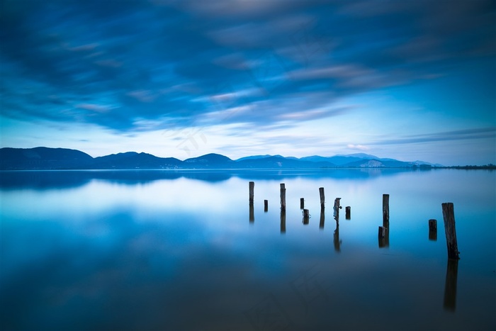 海边码头停靠的船只风景图片