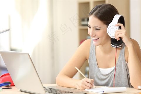 坐在办公桌前工作的美女图片