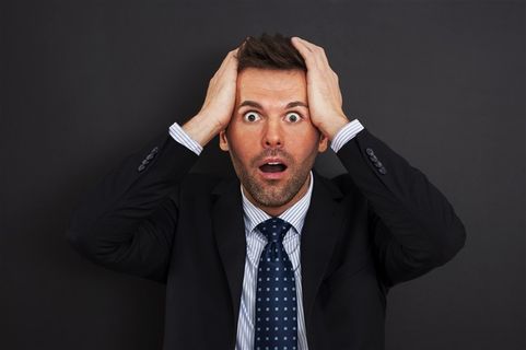 抱头动作商务男士