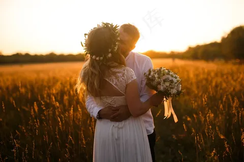 婚纱照甜蜜接吻图片 婚纱照甜蜜接吻图片