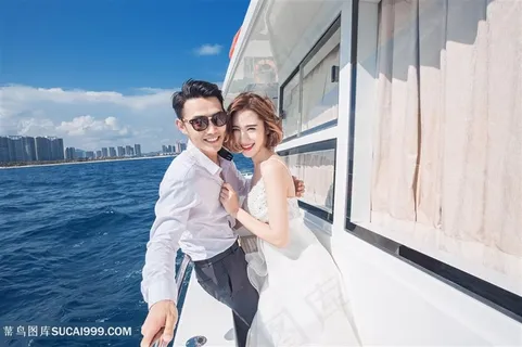 游艇上拥抱的情侣图片