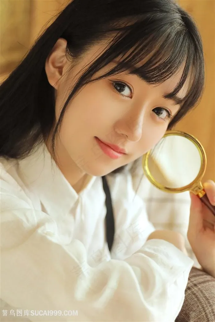 拿着放大镜的*清纯美女图片