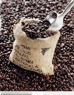 取小麻袋装的咖啡豆