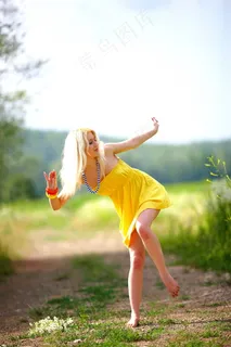 黄色抹胸裙美女图片