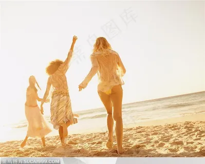 年轻人的Party-在海边的沙滩上玩耍嬉戏的三个美女