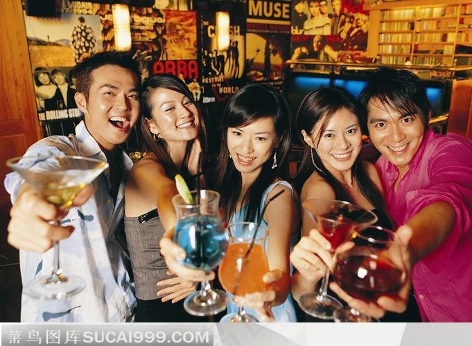 在酒吧喝酒的青年人 举着鸡尾酒的男女