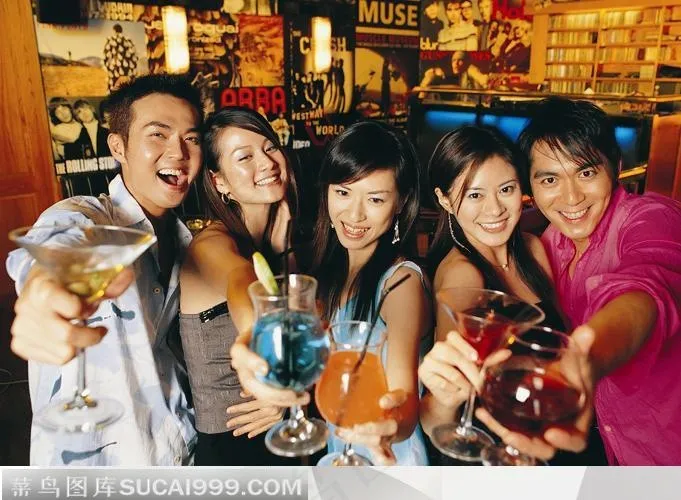 在酒吧喝酒的青年人 举着鸡尾酒的男女