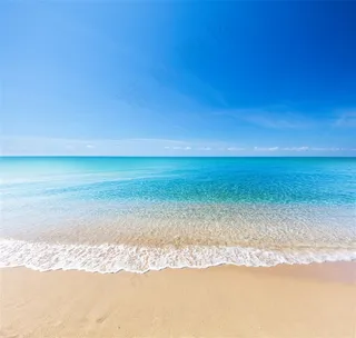 湛蓝的海水与沙滩