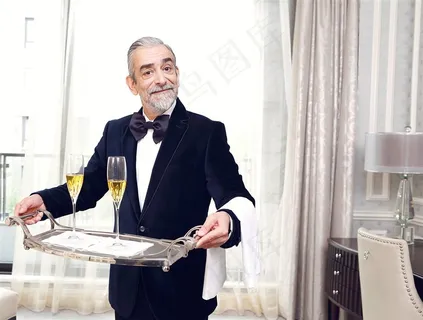 端着酒杯盘的管家职场人物