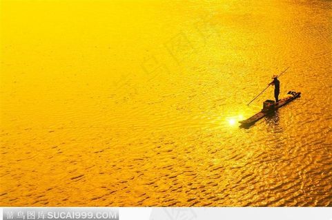 金色湖水下的渔船