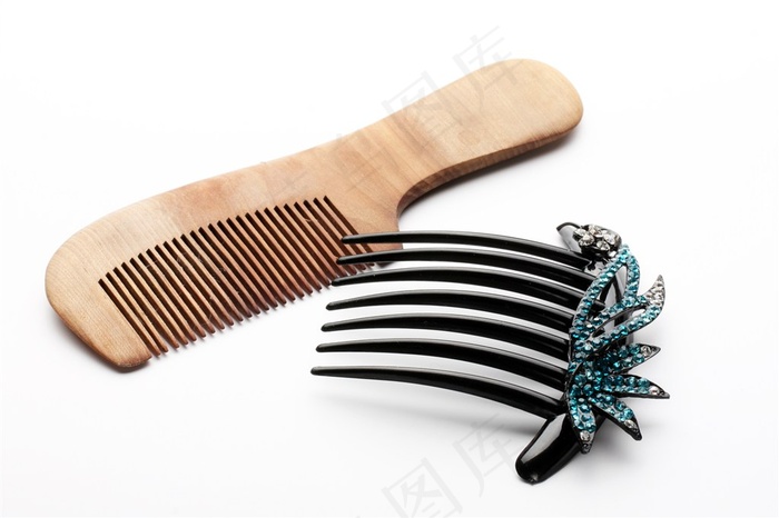 一把木梳跟一个精致的发夹