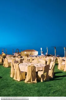 户外室外草地上的圆桌餐桌宴会