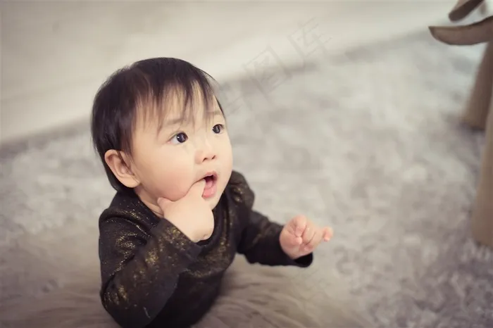 吮手指的可爱幼儿