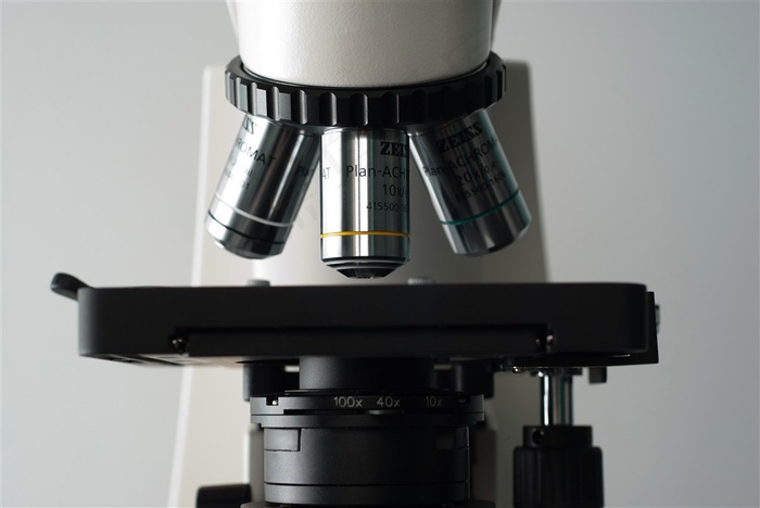 实验室的显微镜特写