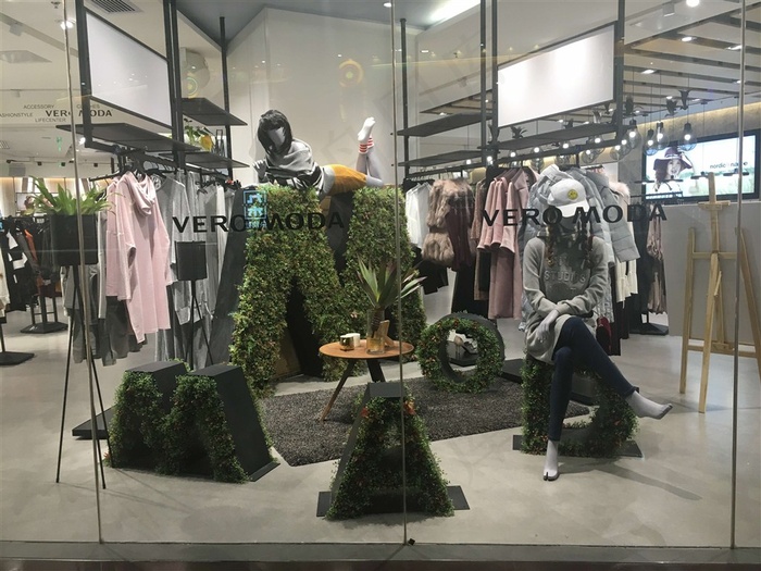 Veromoda服装店橱窗