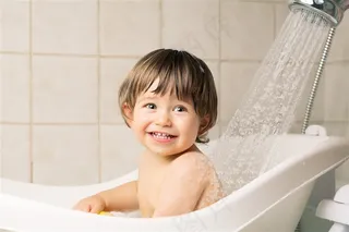开心洗浴的宝宝图