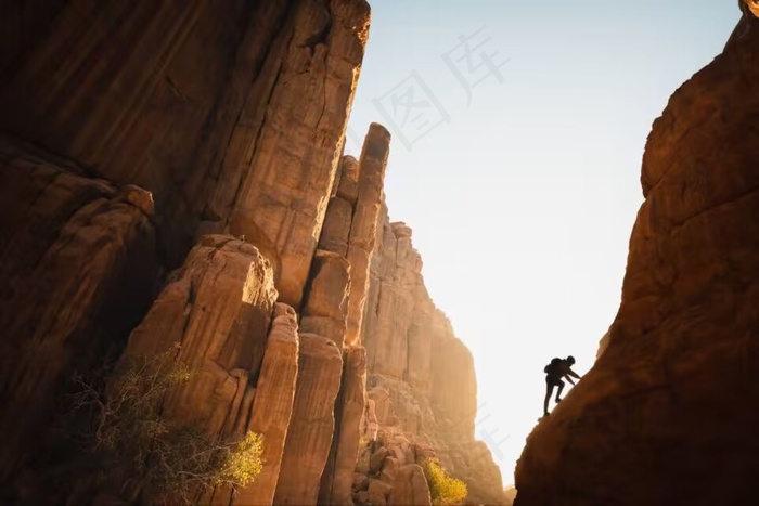 攀登高山图片