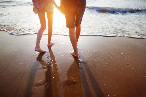 海边散步的情侣