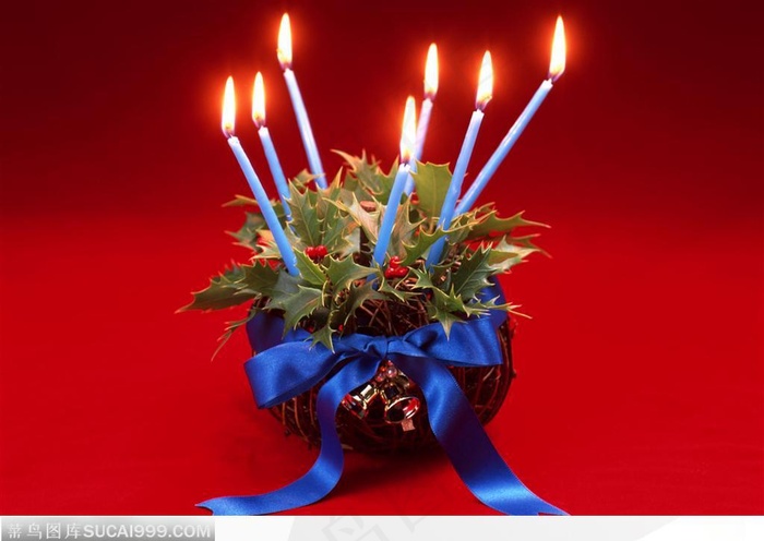 点燃了的花台圣诞蜡烛