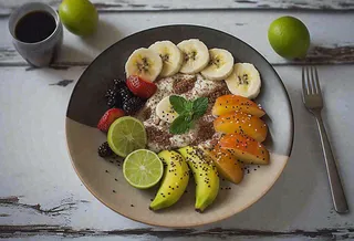 美食水果拼盘早餐沙拉咖啡，牛油果香蕉草莓奇异果果汁摄影图