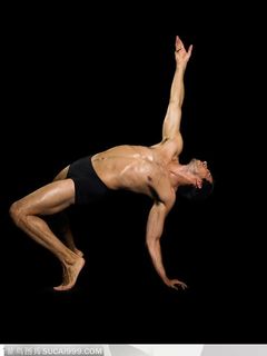 舞蹈肢体动作-向后下腰伸一只出手臂的外国男人