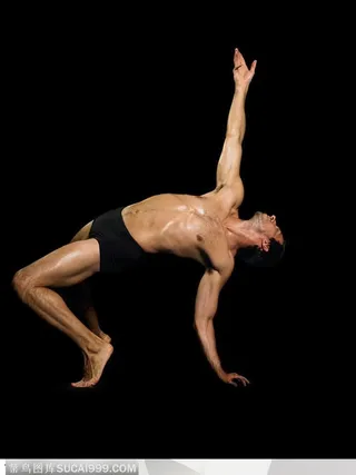 舞蹈肢体动作-向后下腰伸一只出手臂的外国男人