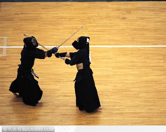 两名运动员在搏击木剑