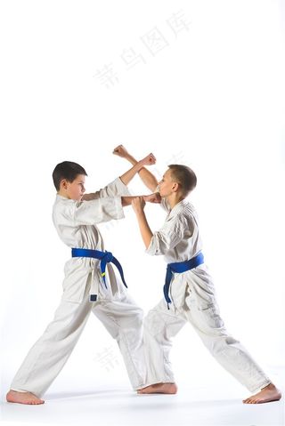 两个正在练习跆拳道的儿童