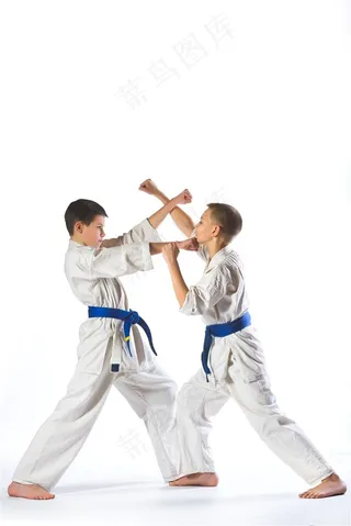 两个正在练习跆拳道的儿童