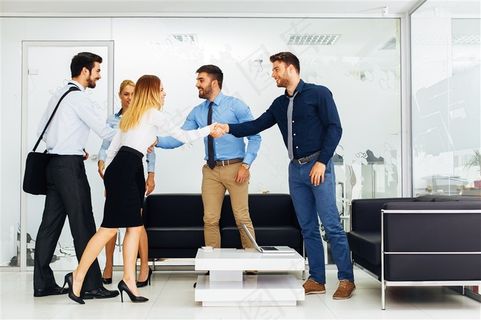 洽谈合作的商务人士高清图片