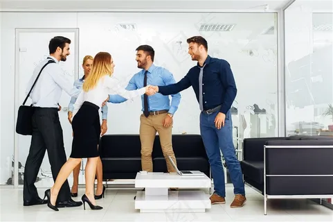 洽谈合作的商务人士高清图片