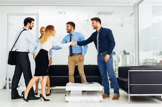 洽谈合作的商务人士高清图片