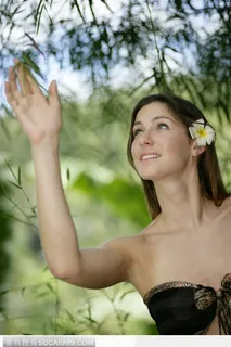 热带假期-手抚柳叶条的外国女子 热带假期-手抚柳叶条的外国女子