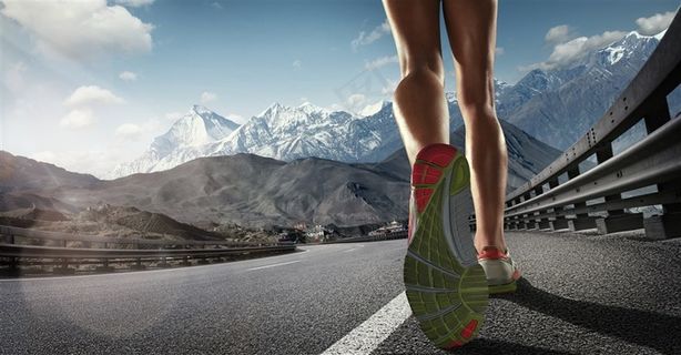 行走在空旷的马路上的运动员 行走在空旷的马路上的运动员