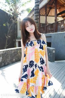 站在地板上的性感长裙美女写真