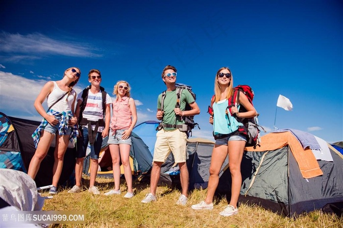 一起旅游度假年轻人