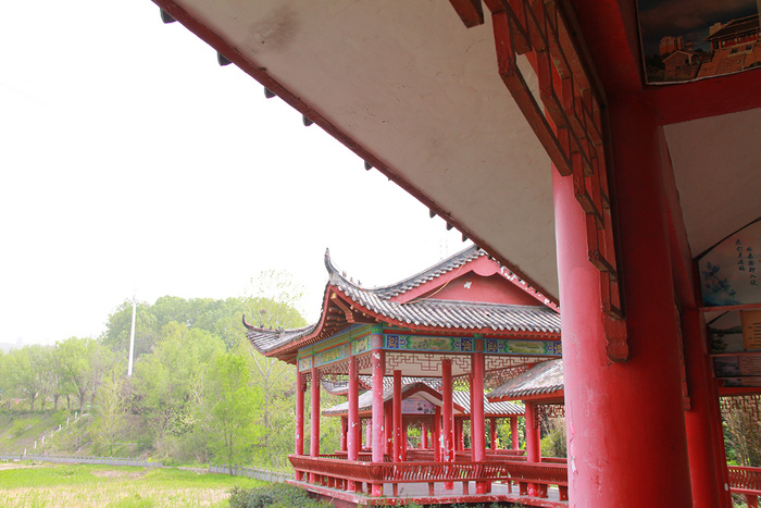 屋檐下古建筑远景朱红柱子