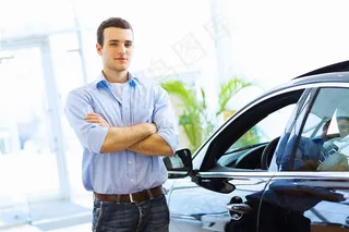 黑色汽车和国外男人